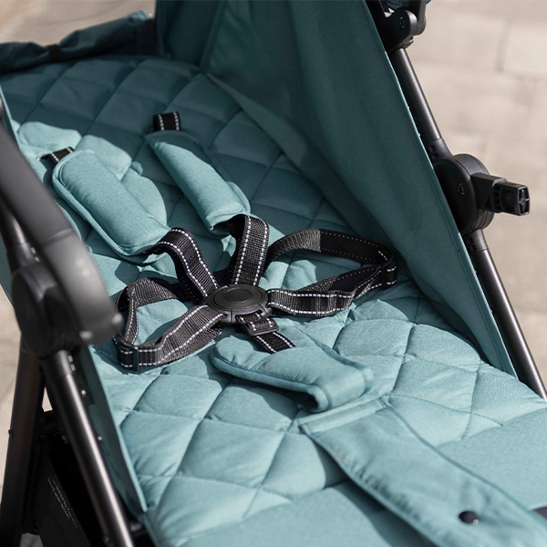 Велике спальне місце для дитини в колясці Carrello Bravo Air